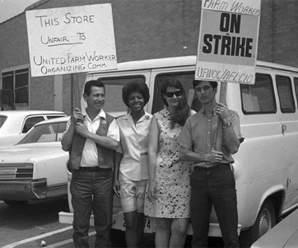 Cesar Chavez holding sign with other strikers